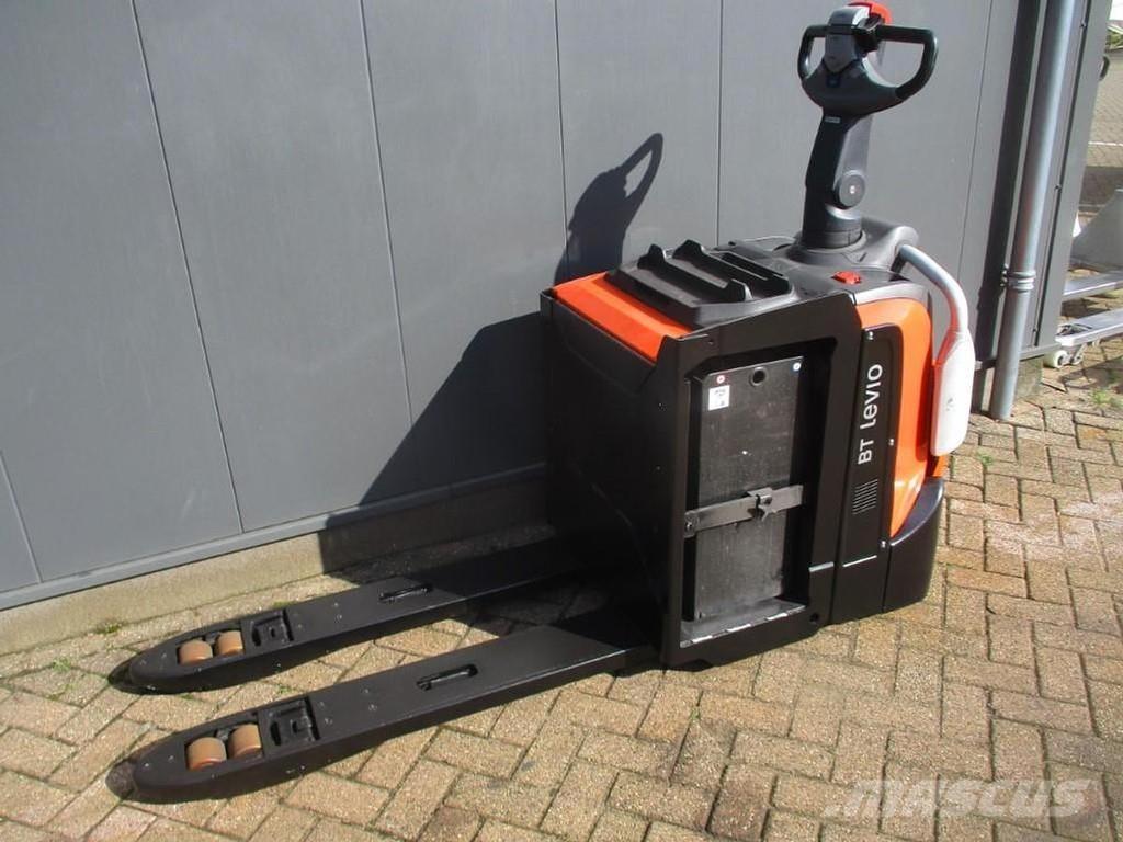 Toyota LPE200 Transpaletas Eléctricas con plataforma