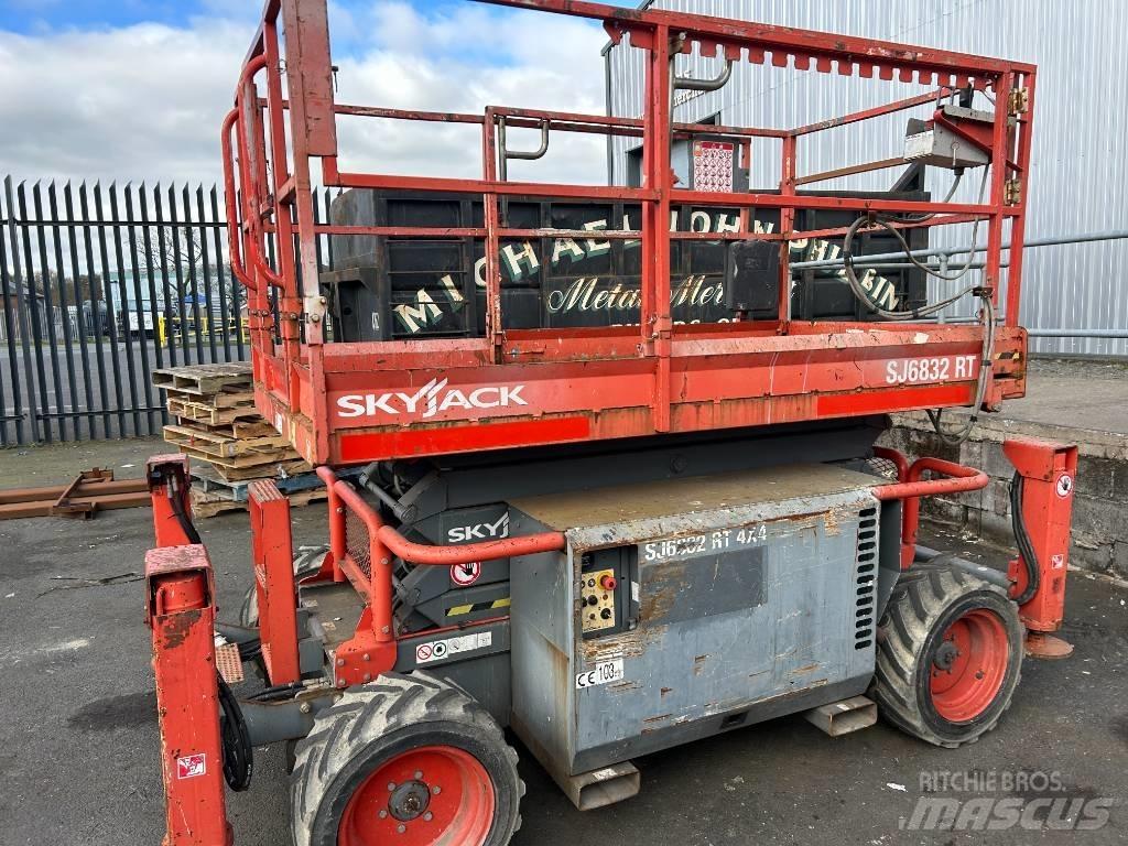 SkyJack SJ 6832 RT Plataformas tijera
