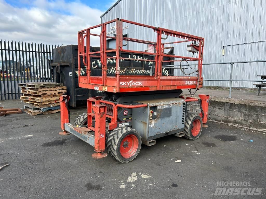 SkyJack SJ 6832 RT Plataformas tijera