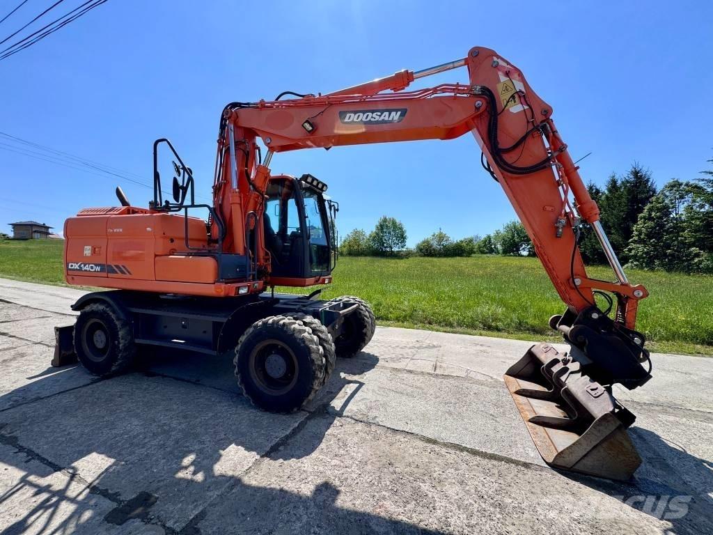 Doosan DX 140 W-3 Excavadoras de ruedas
