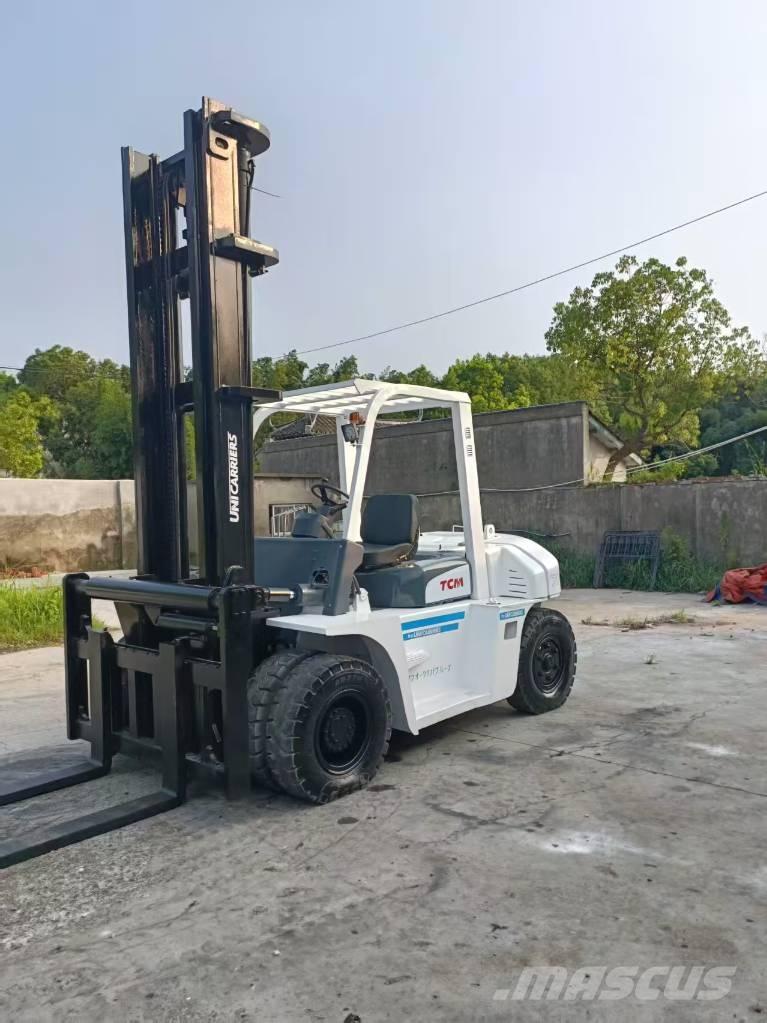 TCM FD 70 Z8 Camiones caja cerrada