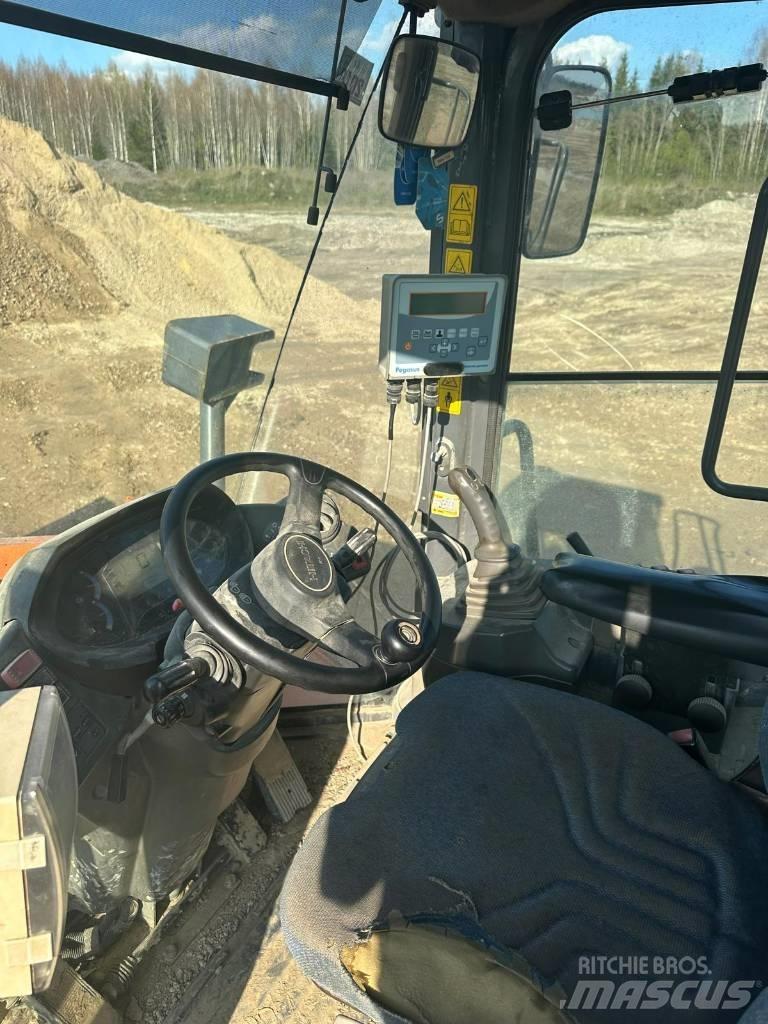 Hitachi ZW 250 Cargadoras sobre ruedas