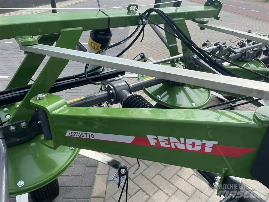 Fendt Lotus 770 Rastrillos y henificadores
