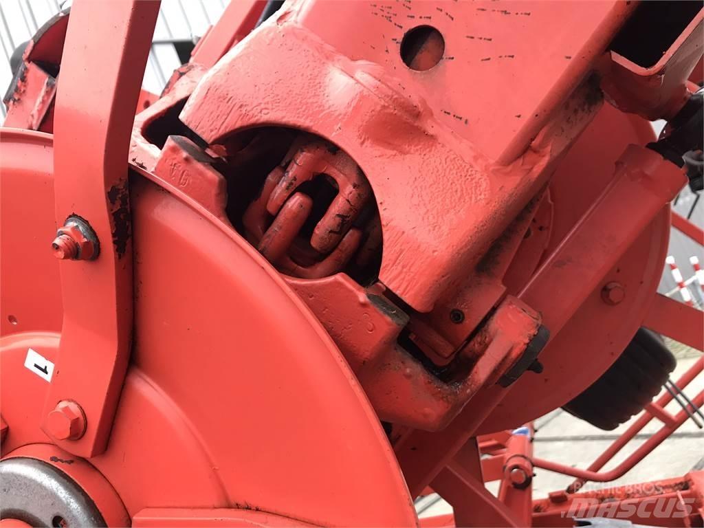 Kuhn GF 10802 T Rastrillos y henificadores