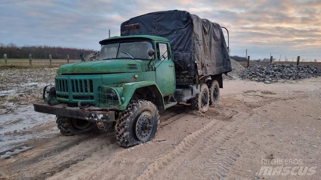 ZIL 157 K 6x6 Camiones caja cerrada