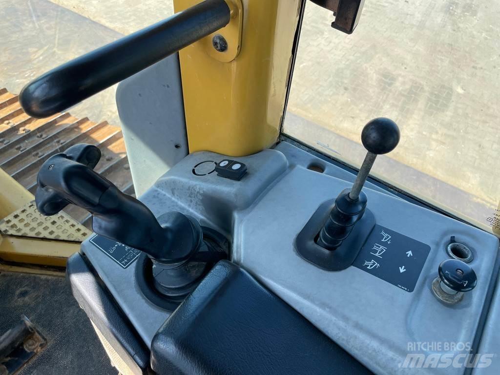 CAT D6N XL Buldozer sobre oruga