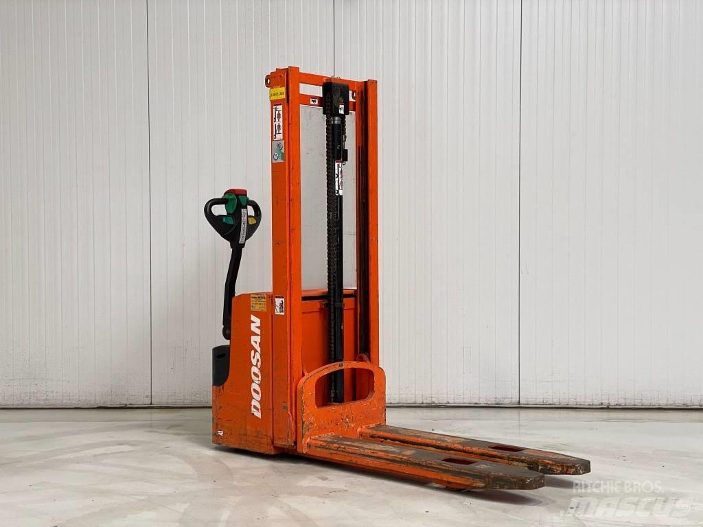 Doosan LEDS12.5C Apiladores eléctricos