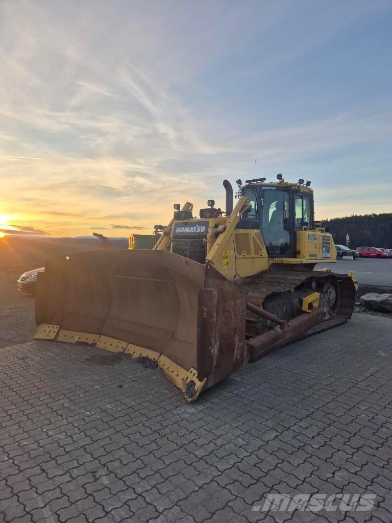 Komatsu D65 pxi Buldozer sobre oruga