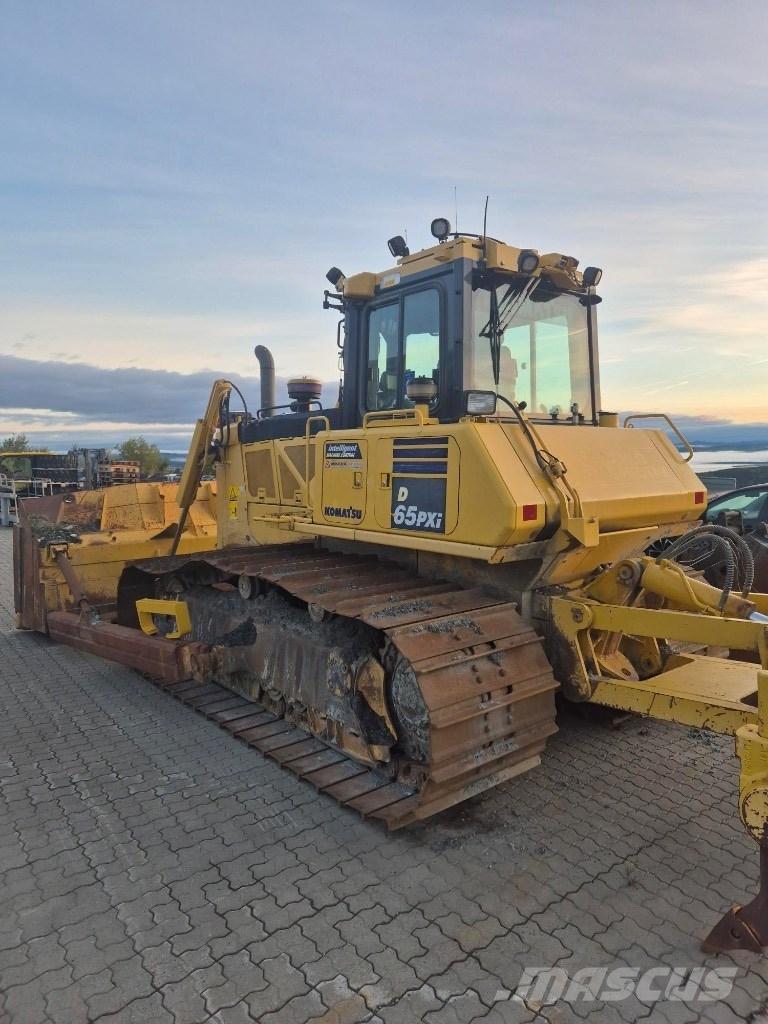 Komatsu D65 pxi Buldozer sobre oruga