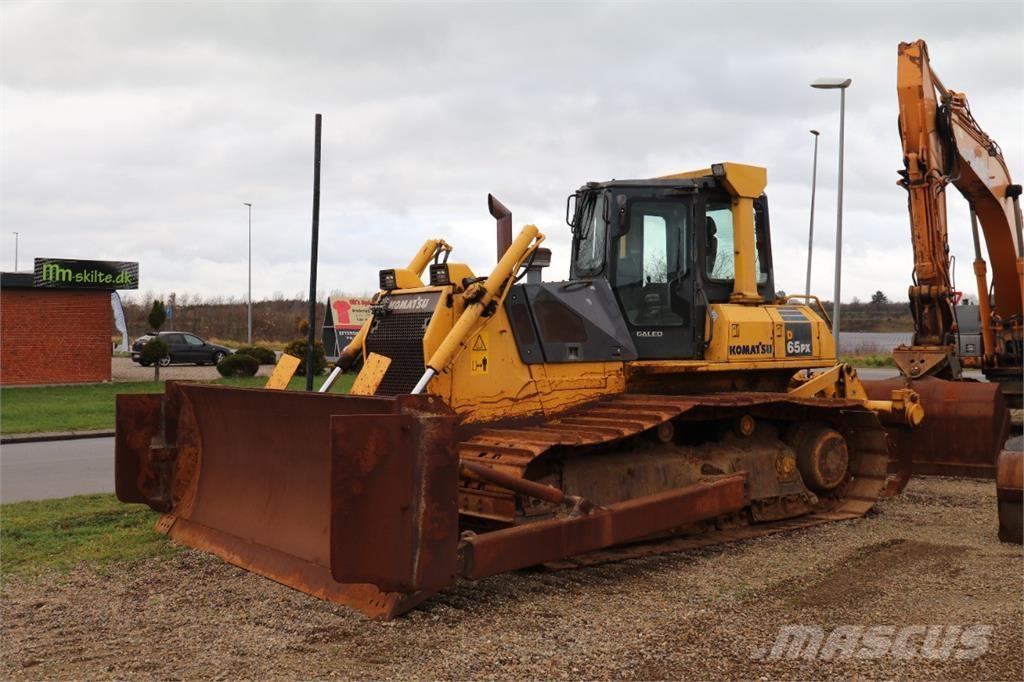 Komatsu D65PX-15 Buldozer sobre oruga