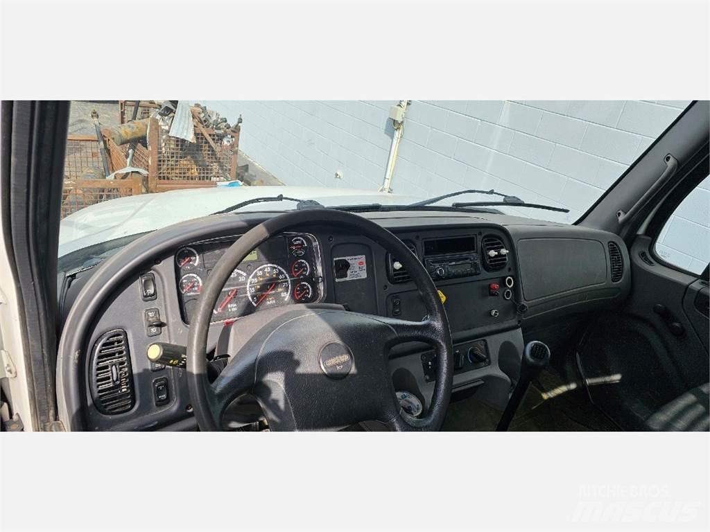 Freightliner M2 106 Camiones plataforma
