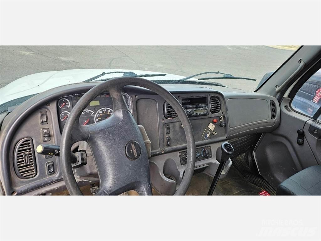Freightliner M2 106 Camiones plataforma