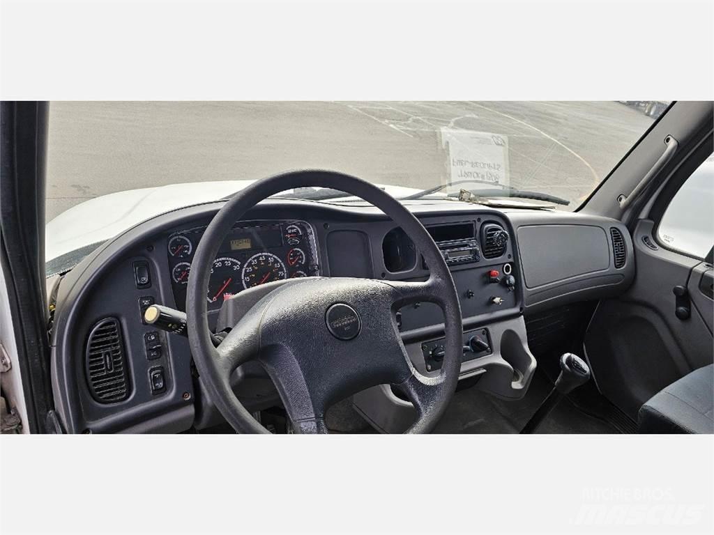 Freightliner M2 106 Camiones plataforma