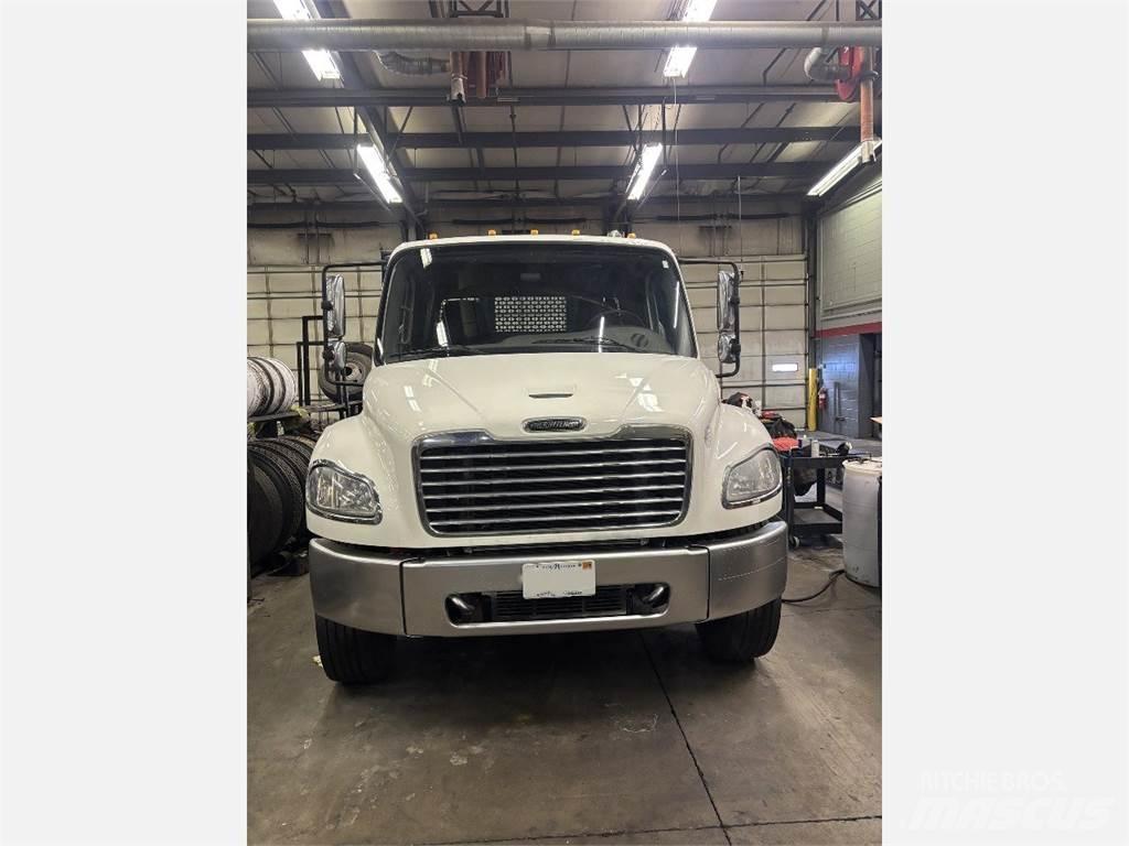 Freightliner M2 106 Camiones plataforma