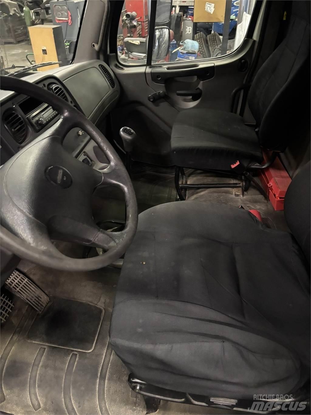 Freightliner M2 106 Camiones plataforma