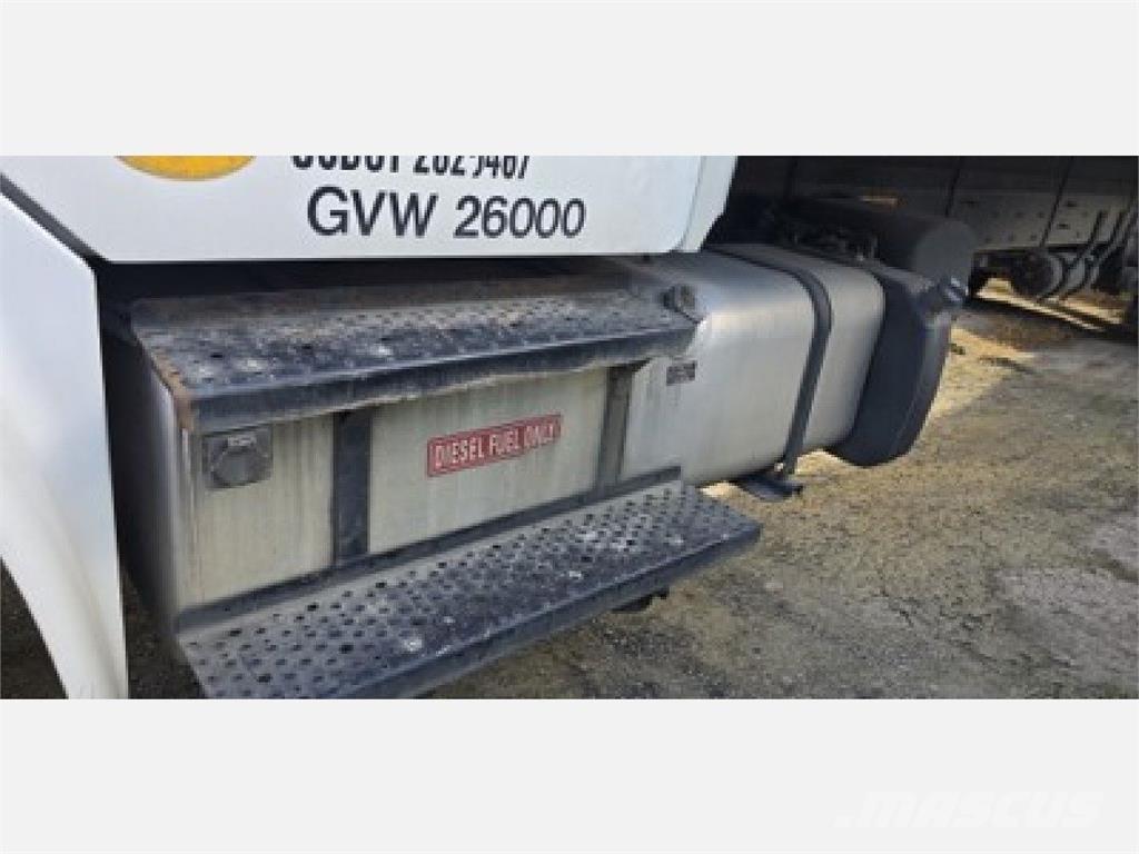 Freightliner M2 106 Camiones caja cerrada