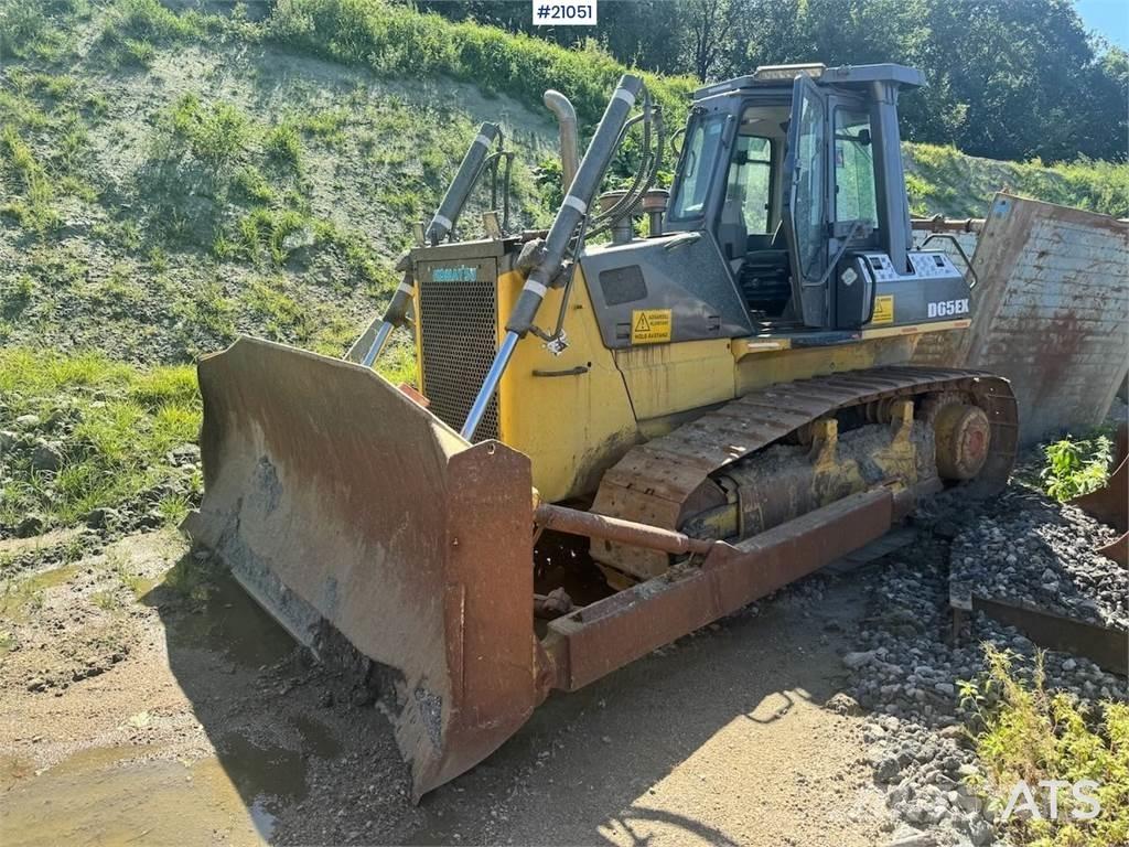 Komatsu D65EX Dozer Buldozer sobre oruga