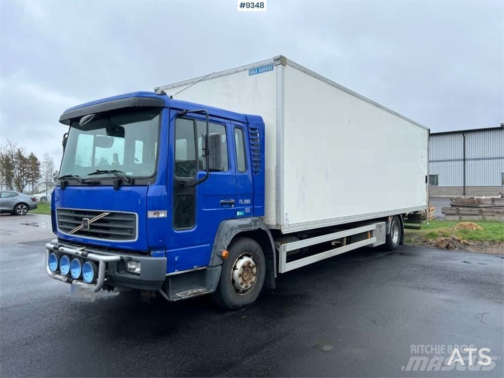 Volvo FL6 4X2 Camiones caja cerrada