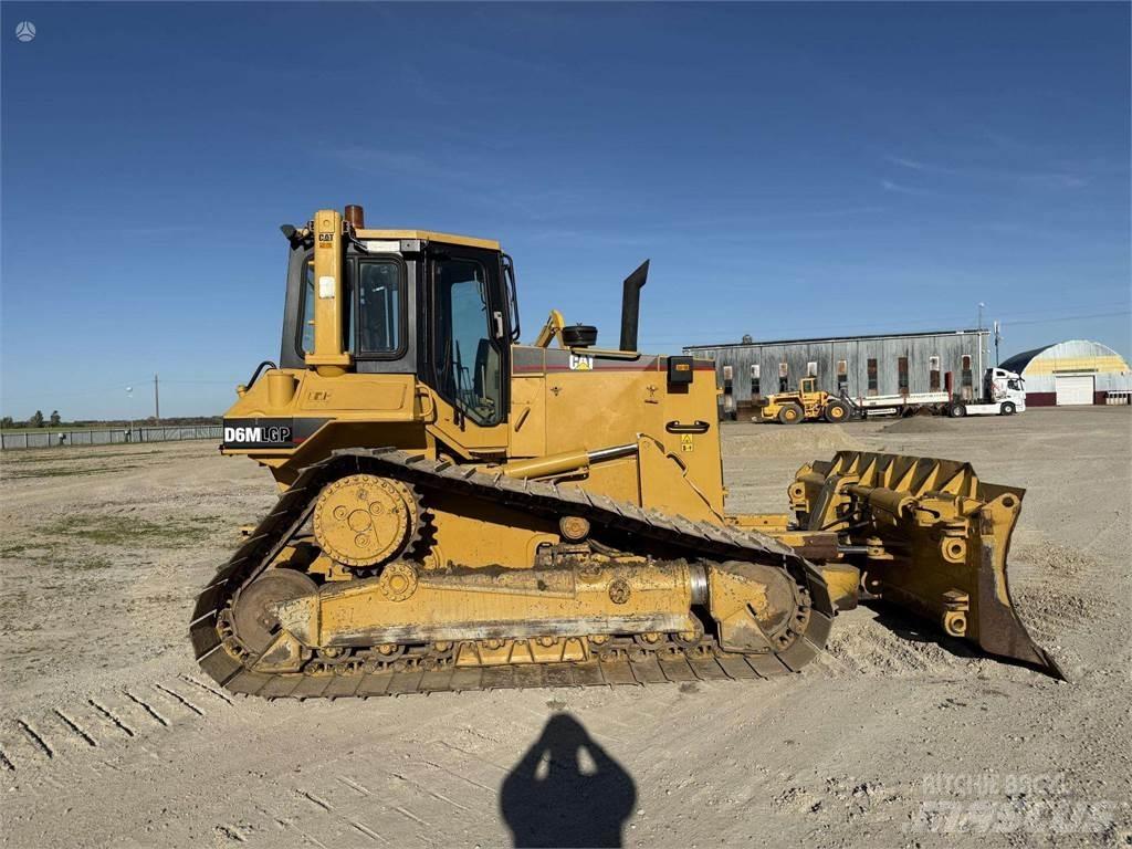 CAT D6M LGP Buldozer sobre oruga