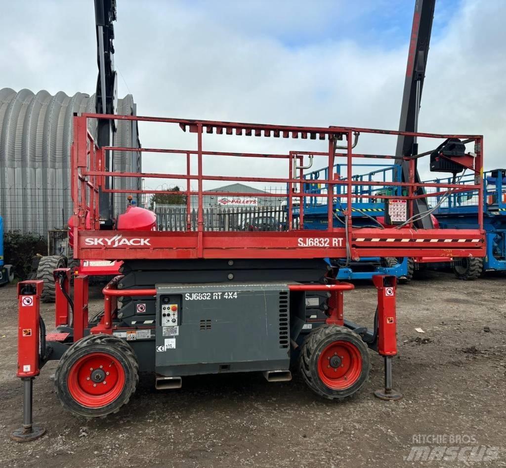 SkyJack SJ 6832 RT Plataformas tijera