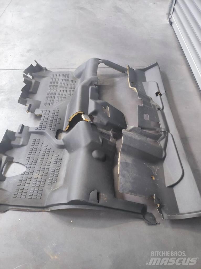 Nissan Floor Mat Cabinas e interior