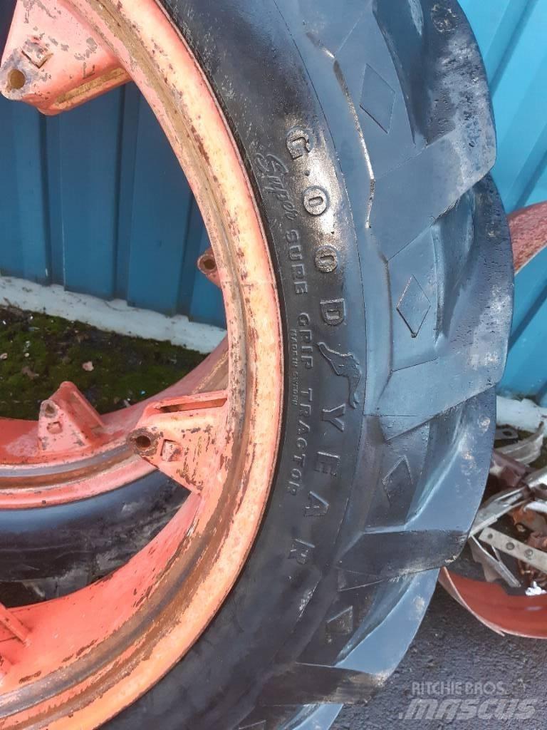Goodyear 12.4-36 Neumáticos, ruedas y llantas