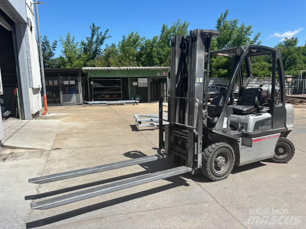 Nissan UD02A25PQ Carretillas LPG
