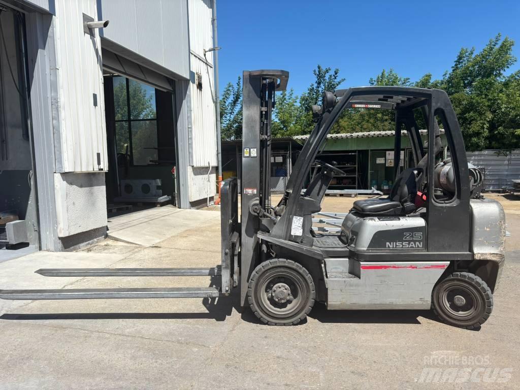 Nissan UD02A25PQ Carretillas LPG