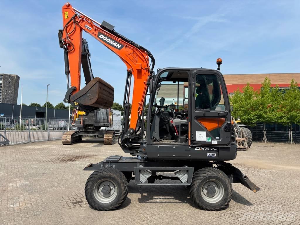 Doosan DX 57 Excavadoras de ruedas