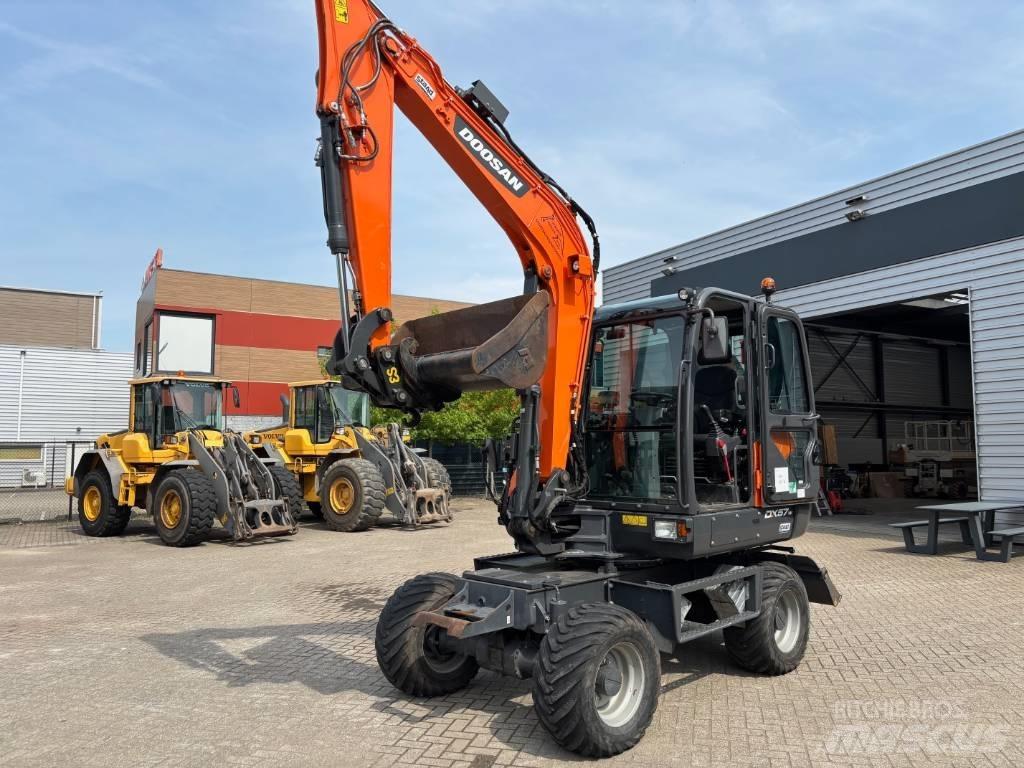 Doosan DX 57 Excavadoras de ruedas