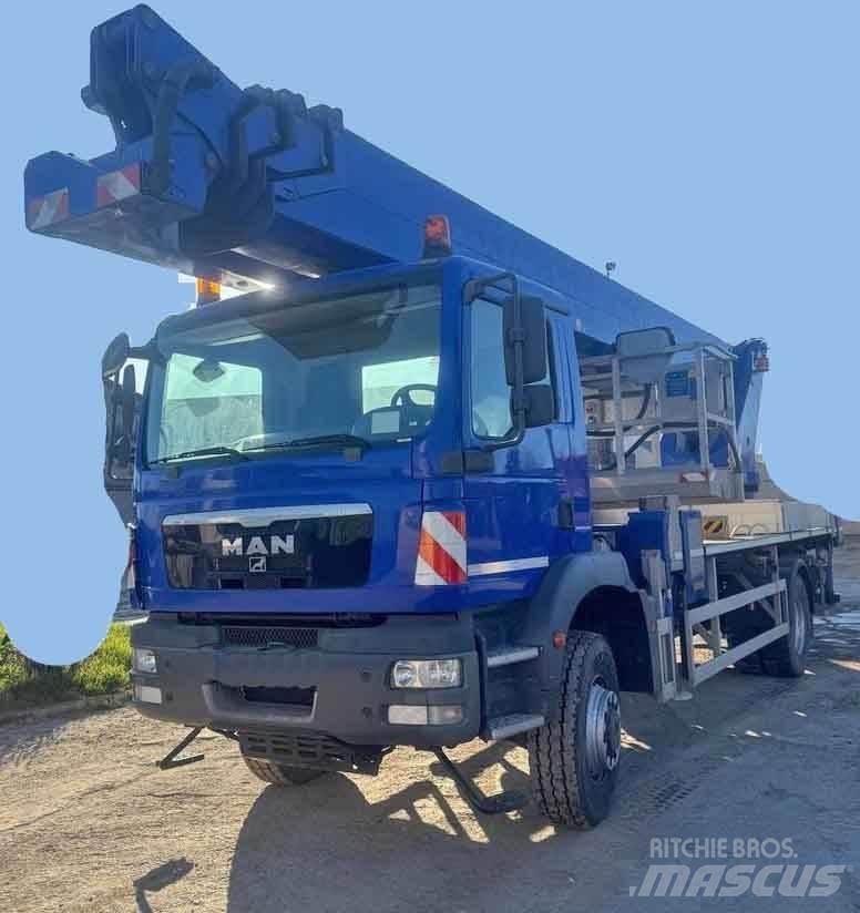 MAN TGM X Plataformas sobre camión