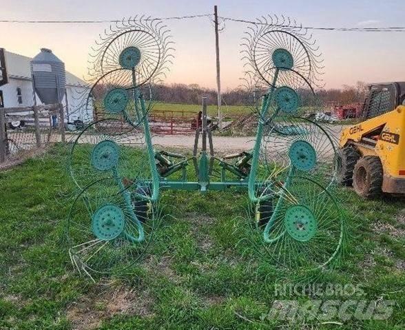 John Deere 702 Rastrillos y henificadores