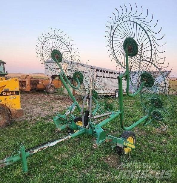 John Deere 702 Rastrillos y henificadores