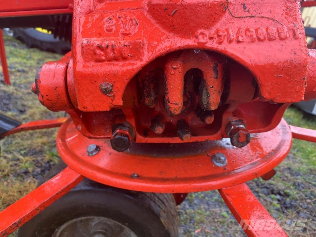 Kuhn GF8702 Rastrillos y henificadores