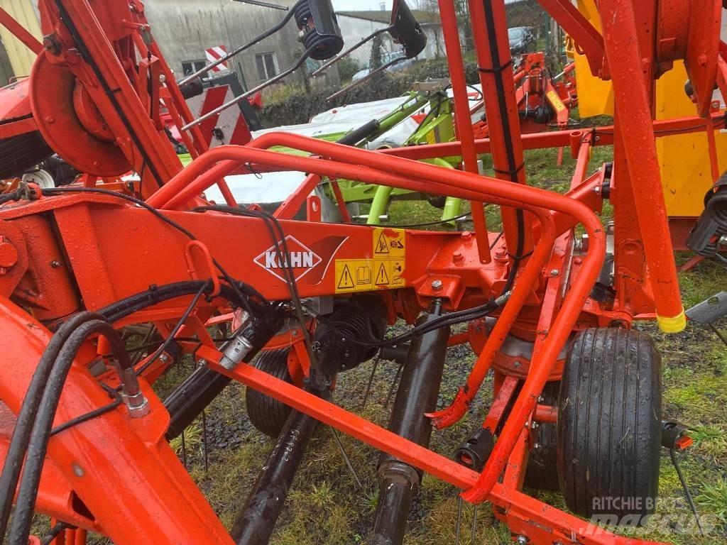 Kuhn GF8702 Rastrillos y henificadores
