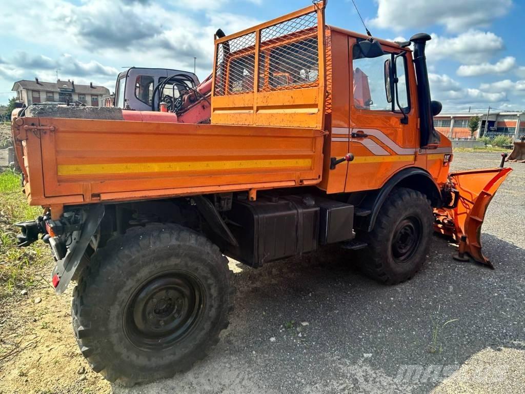 Mercedes-Benz unimog Camiones caja cerrada
