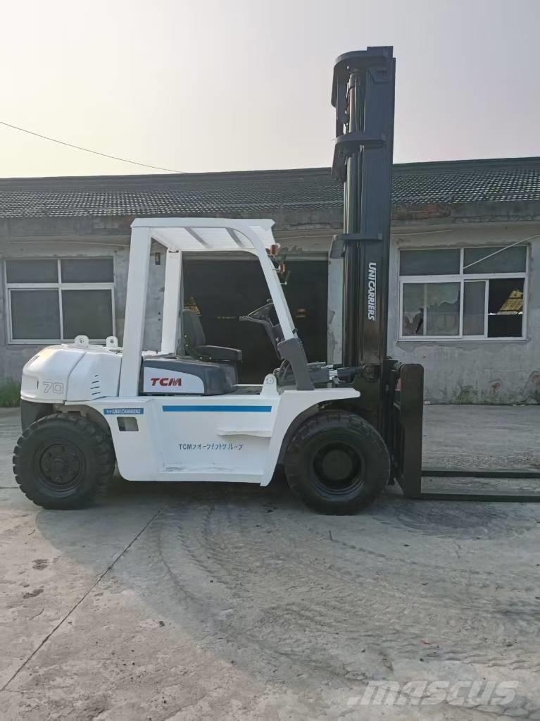 TCM FD 70 Z8 Camiones caja cerrada