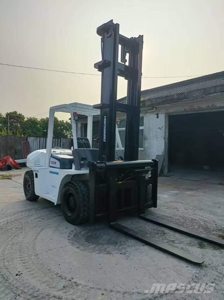 TCM FD 70 Z8 Camiones caja cerrada