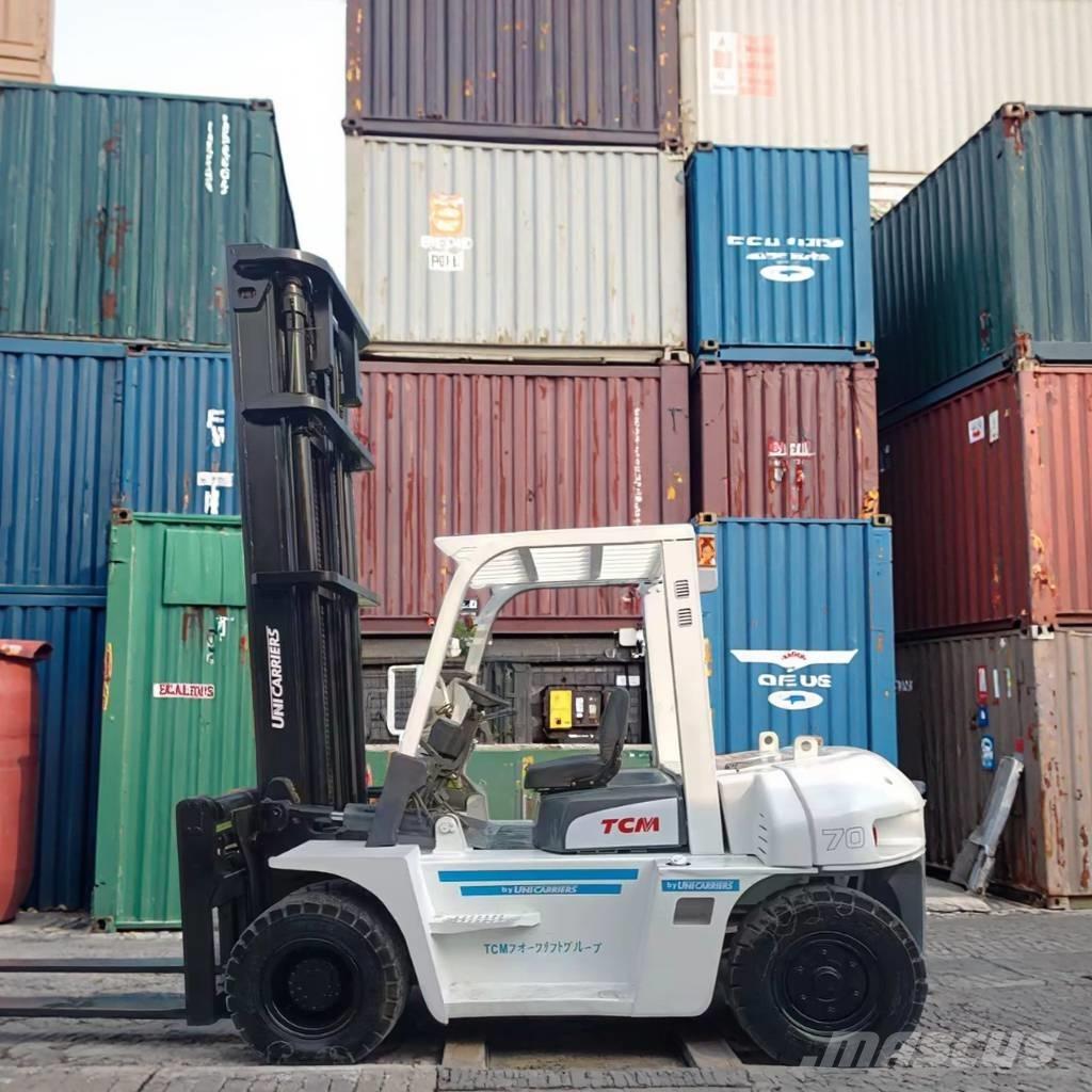 TCM FD 70 Z8 Camiones caja cerrada