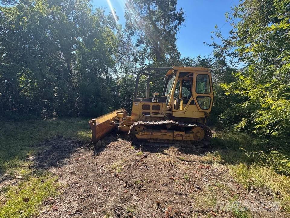 CAT D4C Buldozer sobre oruga