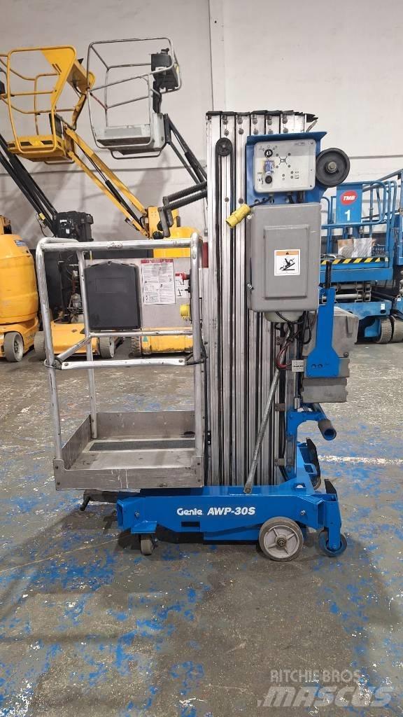 Genie AWP 30 S Ascensores de personal y montacargas de acceso
