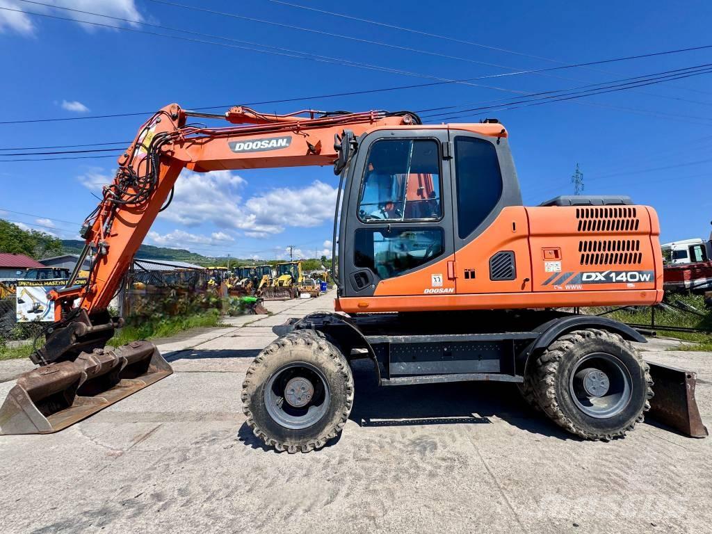 Doosan DX 140 W-3 Excavadoras de ruedas