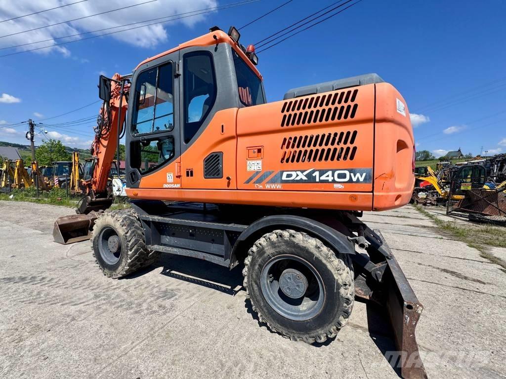 Doosan DX 140 W-3 Excavadoras de ruedas