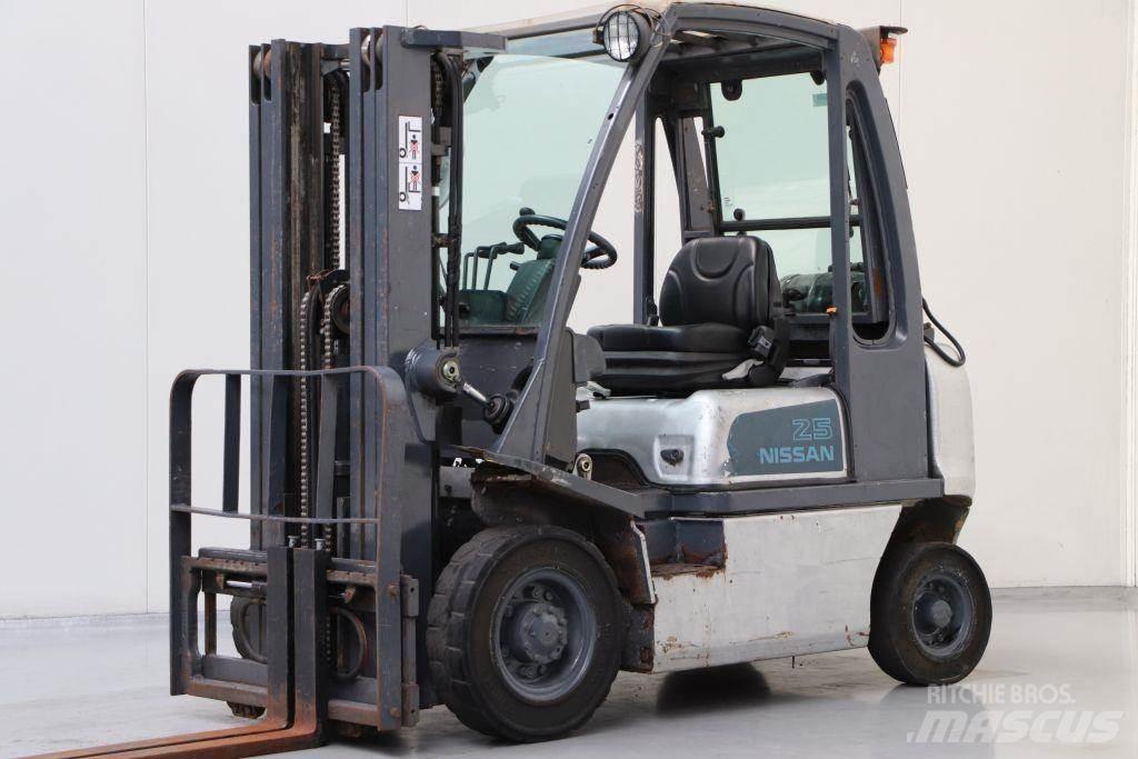 Nissan UD02A25PQ Carretillas LPG