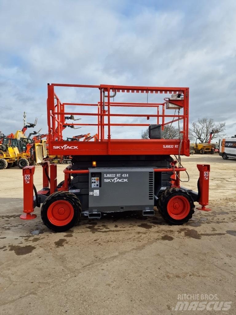 SkyJack SJ 6832 RT Plataformas tijera