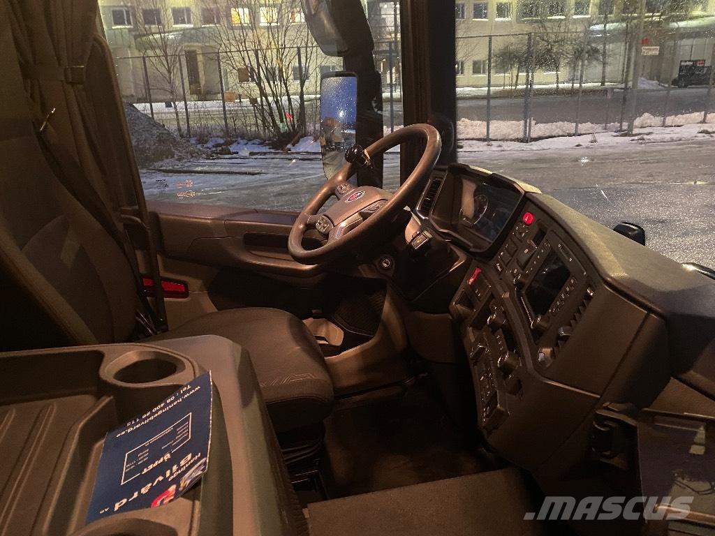 Scania LB Camiones caja cerrada