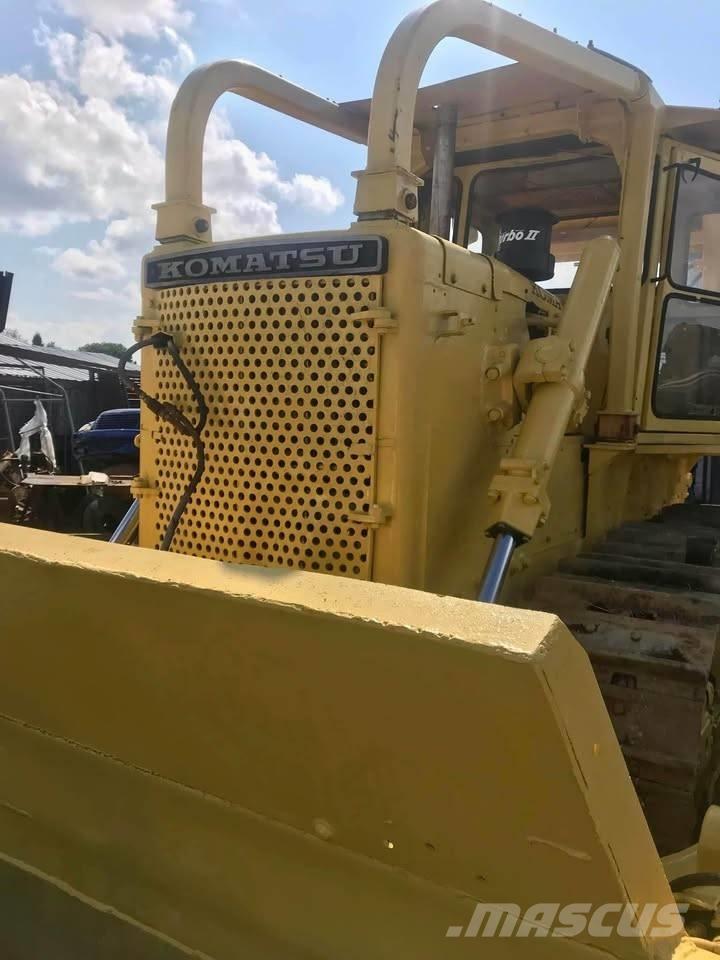 Komatsu D 85 A-12 Buldozer sobre oruga