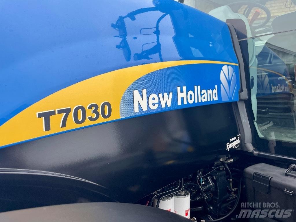 New Holland T 7030 Tractores