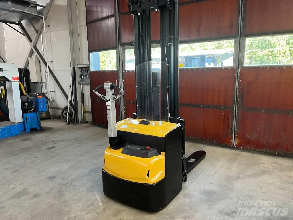 CAT NSP16N2 Apiladores manuales