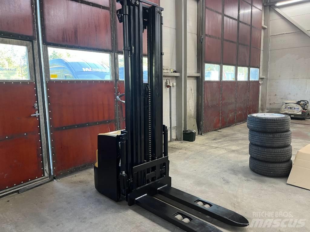 CAT NSP16N2 Apiladores manuales